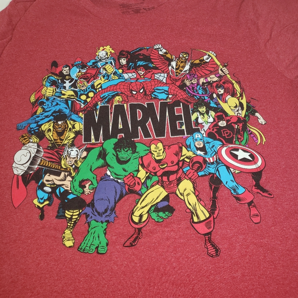 MARVEL UNIVERSE GRAPHIC TSHIRT